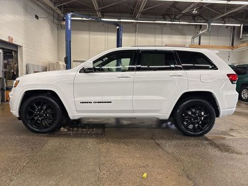 Used 2020 Jeep Grand Cherokee Altitude image 3