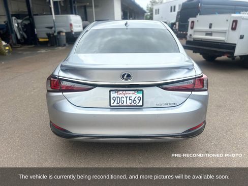 Used 2022 Lexus ES 300h F Sport w/ Accessory Package 2 FWD image 9