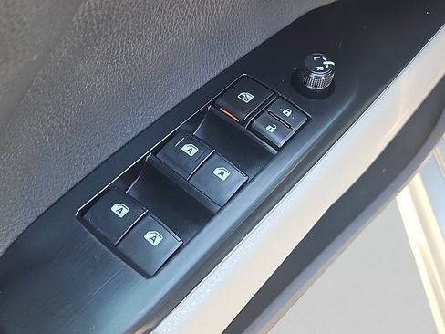 Used 2018 Toyota Camry SE FWD image 19