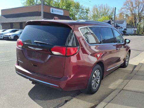Used 2020 Chrysler Pacifica Touring-L Plus FWD image 6