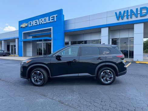 Used 2025 Nissan Rogue SV AWD/4WD image 2