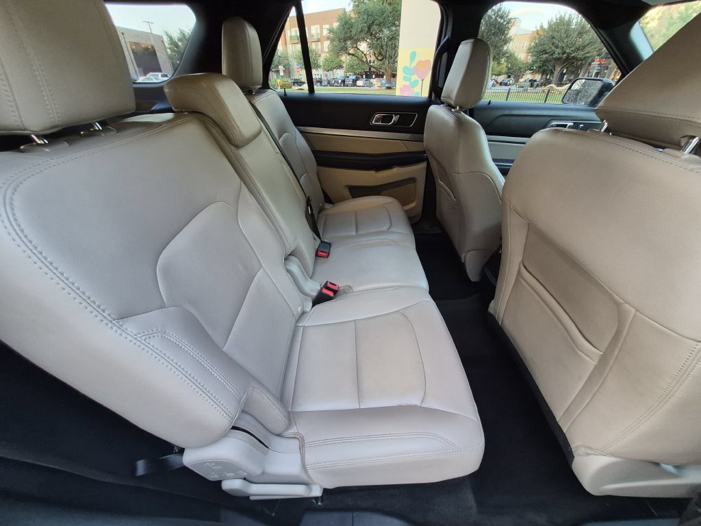 Used 2018 Ford Explorer XLT w/ Equipment Group 202A FWD image 17