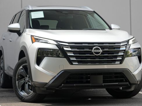 Used 2024 Nissan Rogue SV w/ SV Premium Package FWD image 2