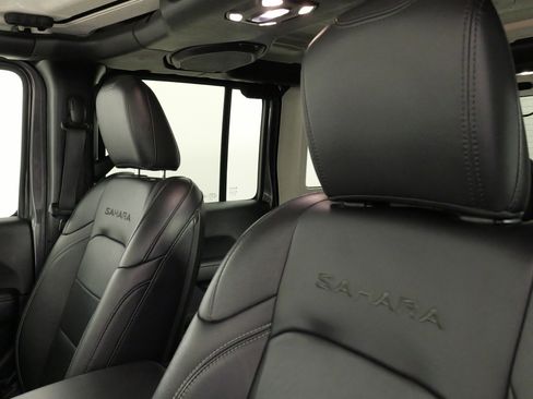 Used 2021 Jeep Wrangler Unlimited Sahara image 32