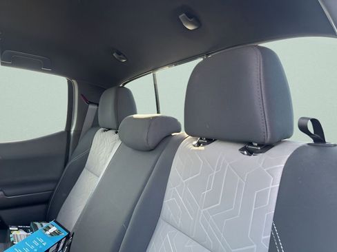 Used 2021 Toyota Tacoma TRD Sport w/ Technology Package image 18