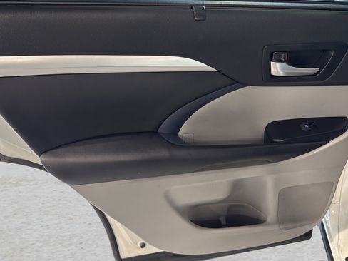 Used 2019 Toyota Highlander XLE AWD/4WD image 14