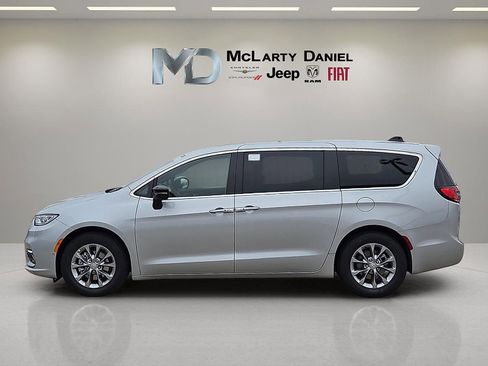 New 2026 Chrysler Pacifica Limited w/ Uconnect Theater Family Group image 3