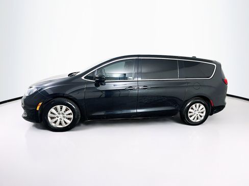 Used 2018 Chrysler Pacifica L image 4