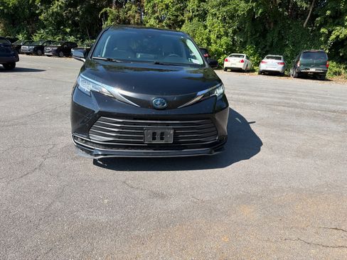 Used 2021 Toyota Sienna LE AWD/4WD image 2