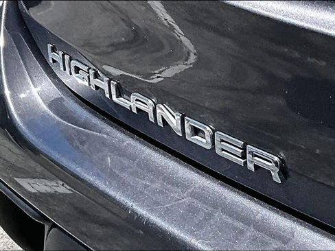 Used 2021 Toyota Highlander L image 10