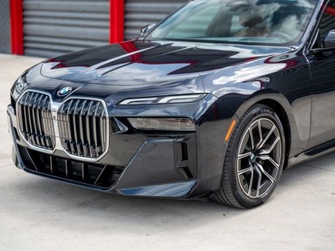 Used 2023 BMW 740i w/ Parking Assistance Package image 15