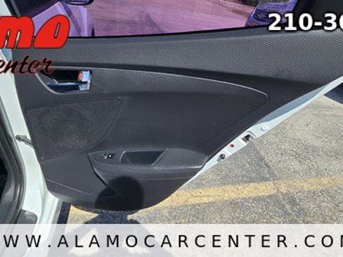 Used 2013 Hyundai Veloster w/ Style Pkg FWD image 21