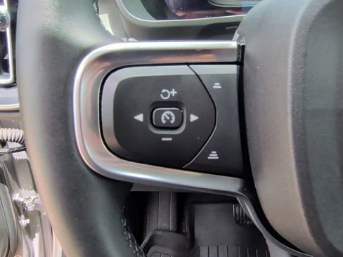 Used 2025 Volvo XC40 B5 Plus AWD/4WD image 17
