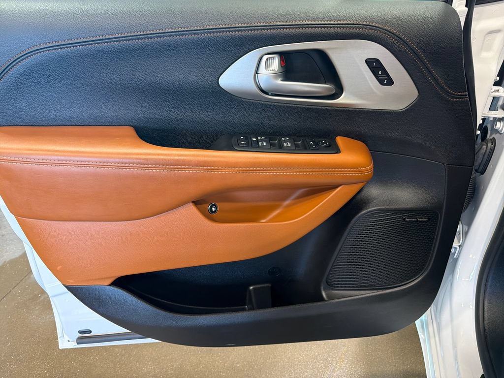 Used 2024 Chrysler Pacifica Pinnacle FWD image 16