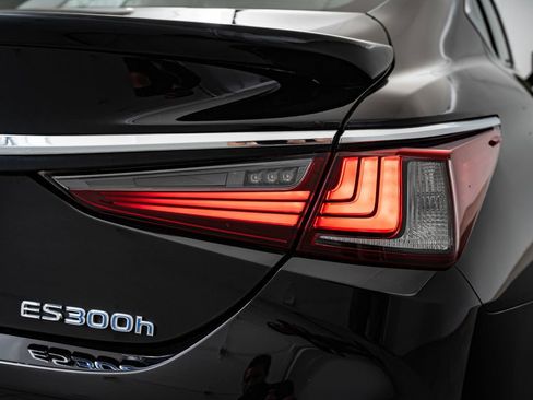 Certified 2020 Lexus ES 300h Ultra Luxury w/ Accessory Package FWD image 9