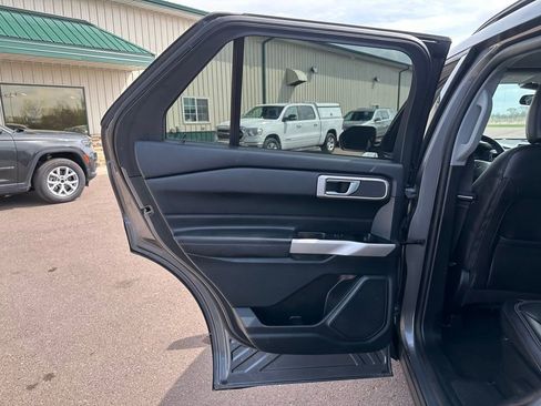 Used 2023 Ford Explorer XLT AWD/4WD image 21