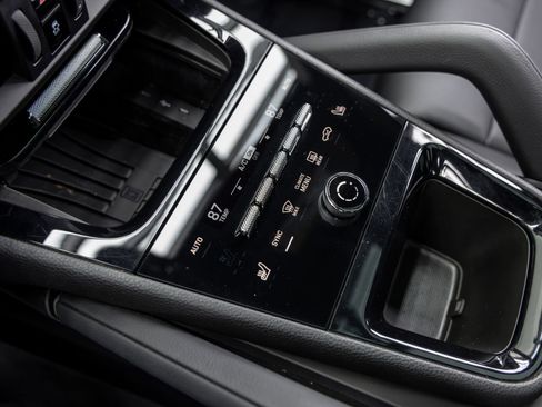 Certified 2024 Porsche Cayenne AWD/4WD image 36