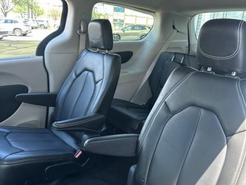 Used 2024 Chrysler Pacifica Touring-L AWD/4WD image 23