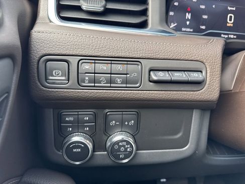 Used 2022 GMC Yukon XL Denali AWD/4WD image 26