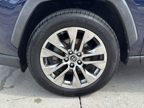 Used 2019 Toyota RAV4 XLE Premium FWD image 19