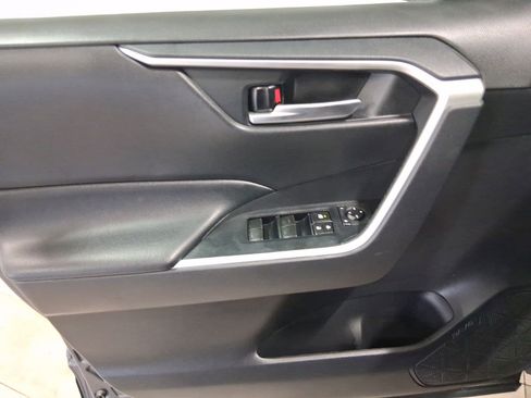 Used 2020 Toyota RAV4 XLE FWD image 18