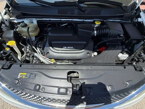 Used 2017 Chrysler Pacifica Touring-L w/ Tire & Wheel Group FWD image 22