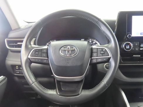 Used 2024 Toyota Highlander LE AWD/4WD image 9