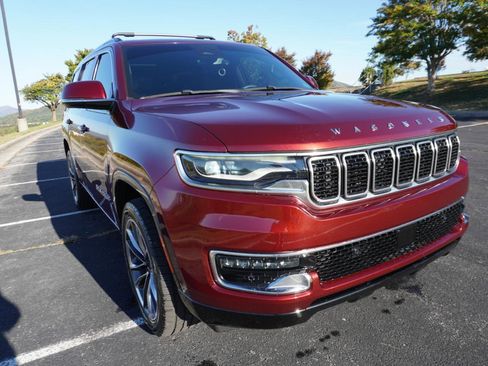Used 2022 Jeep Wagoneer Series III w/ Premium Group I AWD/4WD image 3