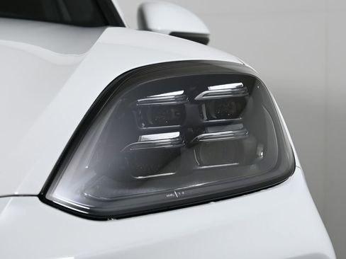 Used 2025 Porsche Cayenne image 11