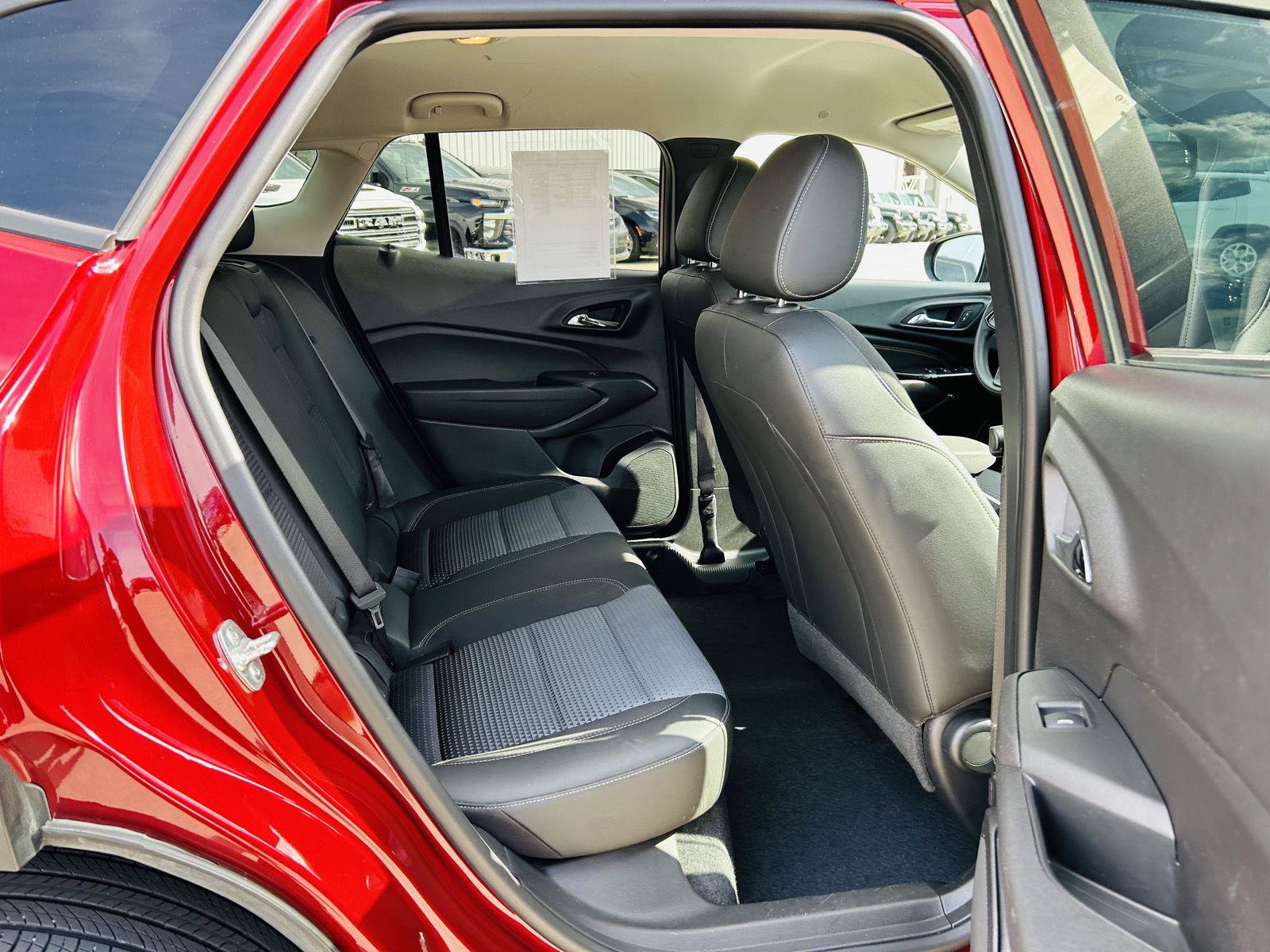 Used 2025 Chevrolet Trax LT FWD image 26