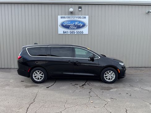Used 2025 Chrysler Pacifica Select FWD image 6