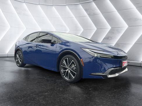 Used 2025 Toyota Prius XLE image 1