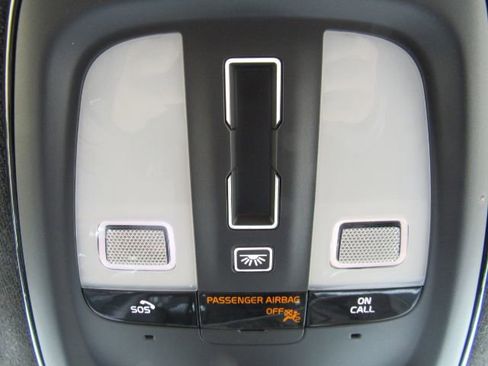 Used 2022 Volvo XC40 P8 Recharge Plus image 49