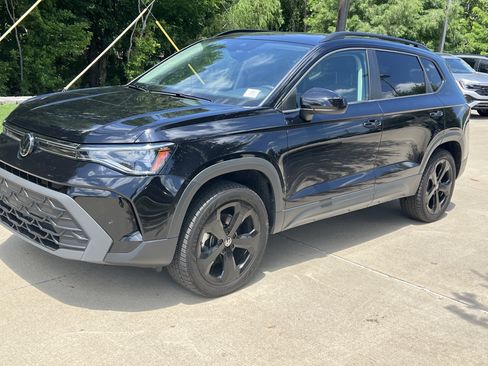 Certified 2025 Volkswagen Taos SE AWD/4WD image 4