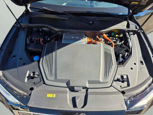 Used 2022 Audi e-tron Premium Plus w/ Premium Plus Package image 42