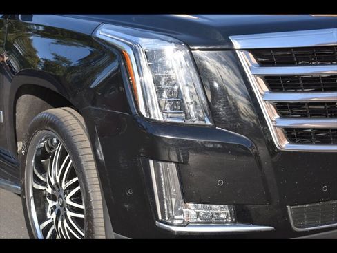 Used 2017 Cadillac Escalade Luxury image 46