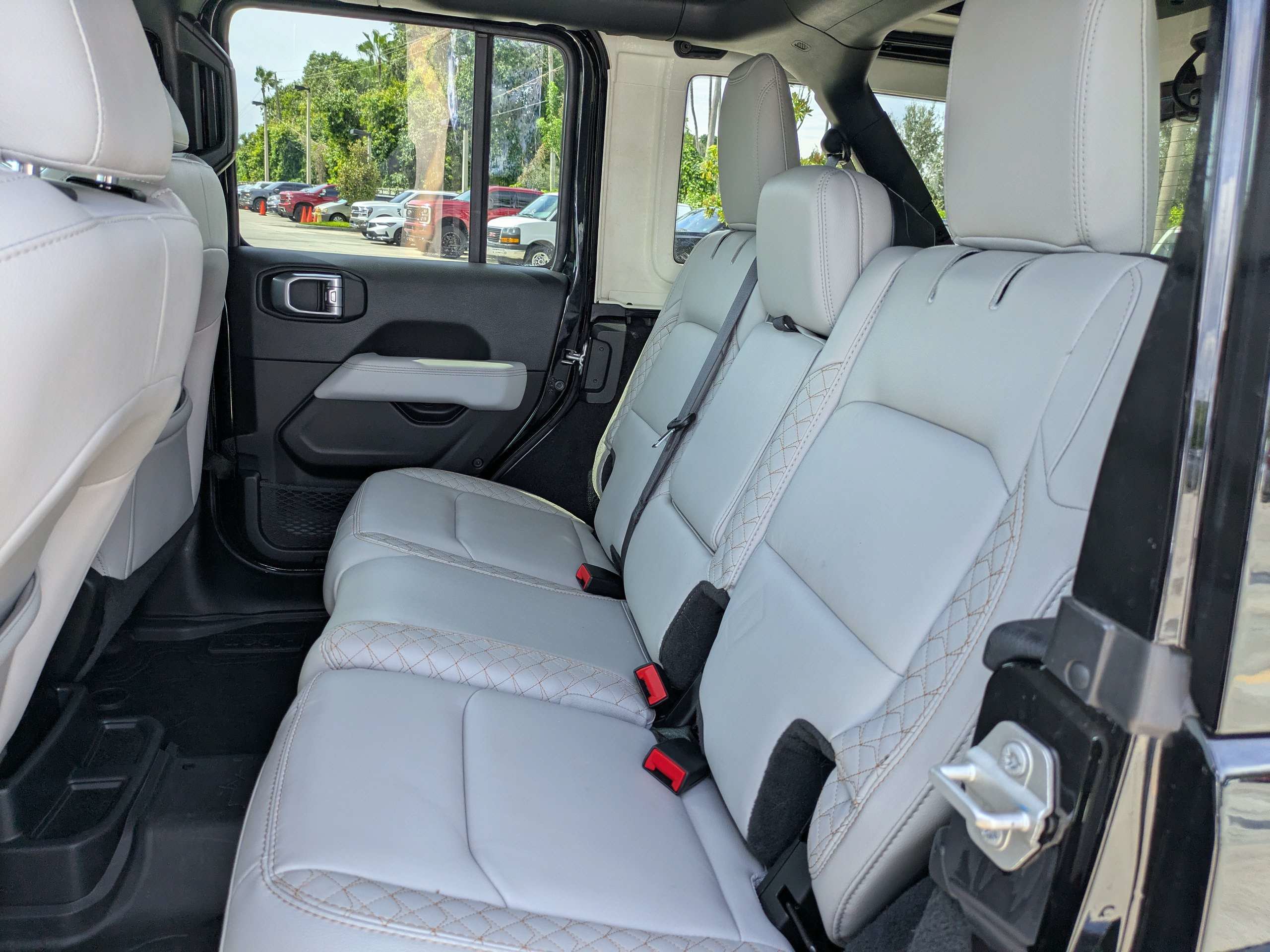 Used 2023 Jeep Wrangler Unlimited Sahara AWD/4WD image 12