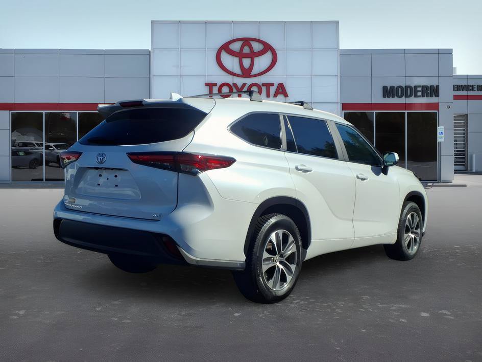 Used 2023 Toyota Highlander XLE FWD image 5