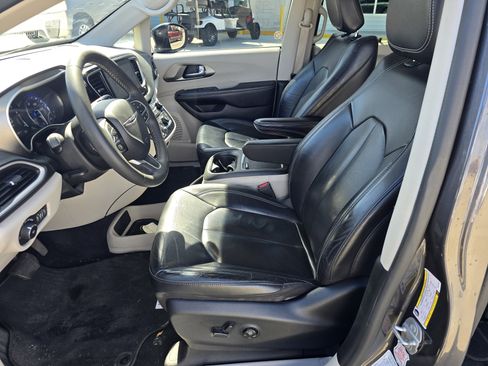 Used 2022 Chrysler Pacifica Touring-L image 11
