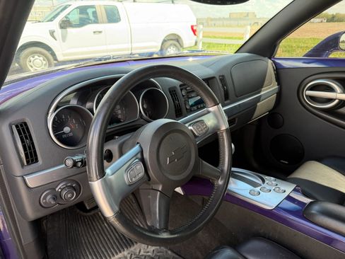 Used 2004 Chevrolet SSR w/ Preferred Equipment Group image 9