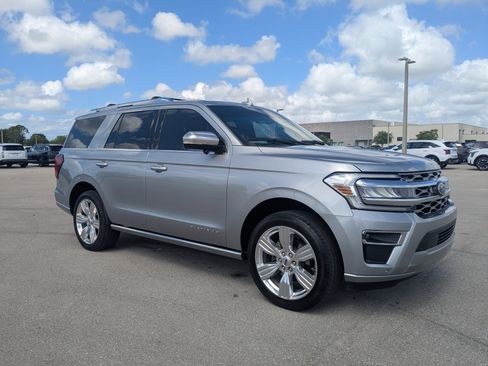 Used 2023 Ford Expedition Platinum image 2