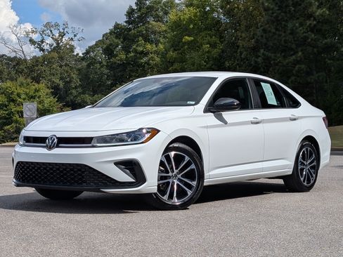 Used 2025 Volkswagen Jetta Sport FWD image 4