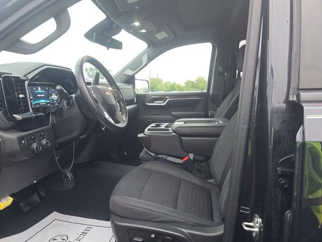 Used 2024 Chevrolet Silverado 1500 LT AWD/4WD image 9