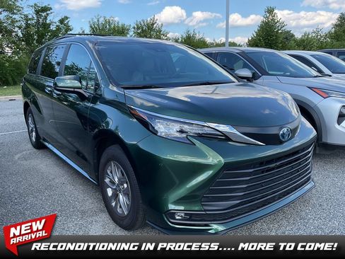 Used 2025 Toyota Sienna XLE FWD image 1