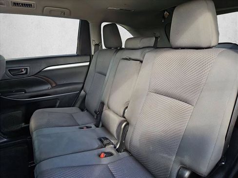 Used 2018 Toyota Highlander LE FWD image 18