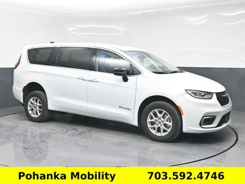 Used 2024 Chrysler Pacifica Touring-L image 5