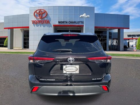 Used 2021 Toyota Highlander XLE image 8
