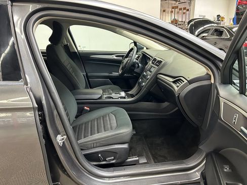 Used 2018 Ford Fusion SE FWD image 12