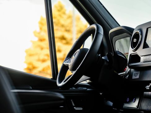 Used 2025 Mercedes-Benz Sprinter 3500 image 50