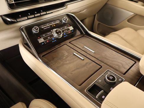 Used 2019 Lincoln Navigator Reserve AWD/4WD image 9